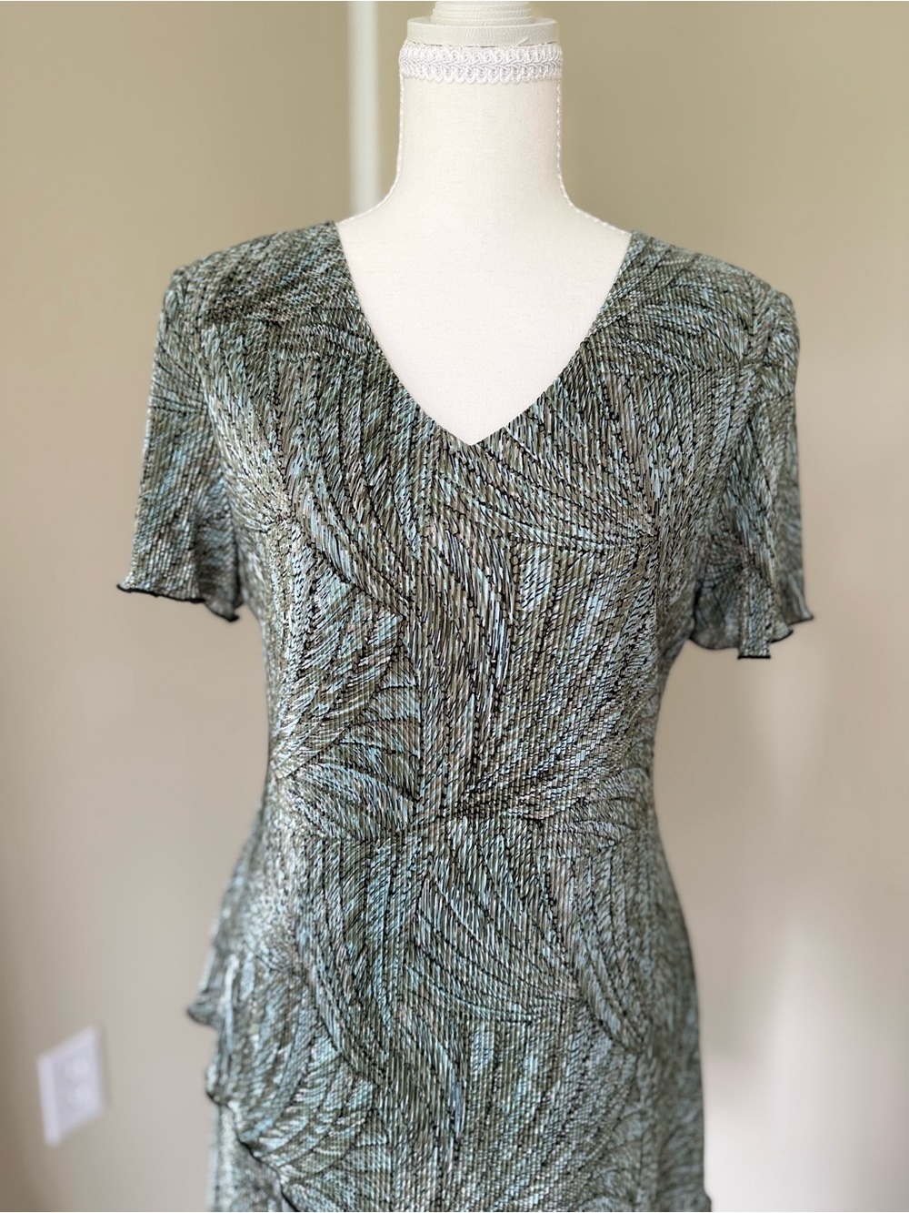 Vintage Midi Dress Green Patterned V-Neck Ruffle Asymmetrical Tiered Shimmer - Picture 3 of 10